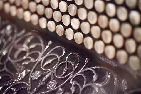 Détail sur un clavier et une grille d'accordéon 