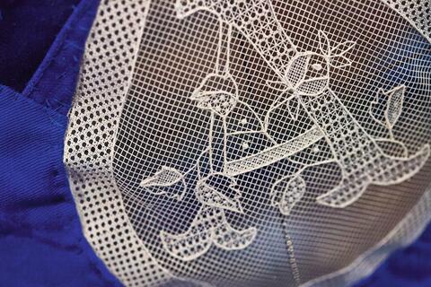 Détail Robe d'Après Minuit Franck Claudon Détail sur une larme de la robe d'après minuit de Franck Claudon initiale A réalisé en poinct de Tulle