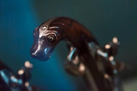 Pistolet chien de mer  Détail sur la crosse d'un pistolet dit Chien de mer en forme de tête de chien