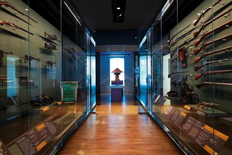 Trois cent ans de production Vitrines d'exposition d'armes de la Manufacture de Tulle