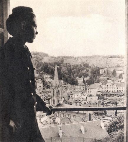 Vlà les enfants de troupe Photo noir et blanc d'un enfant de troupe près d'une fenêtre avec vue sur les toits de Tulle