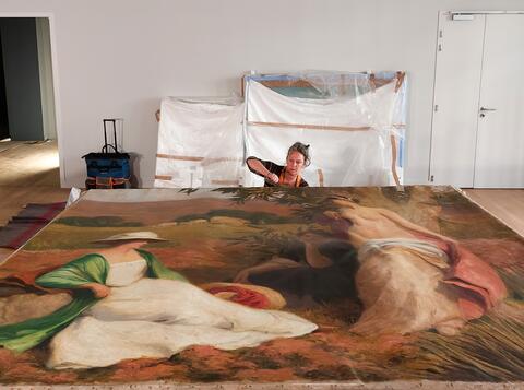 La restauratrice fixe la toile sur son châssis