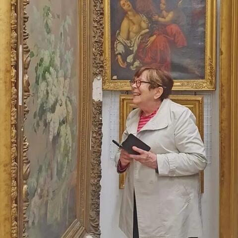Jacqueline Deluzarches en réserves devant des tableaux