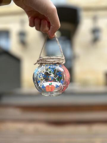 Lanterne décorée de motifs automnaux