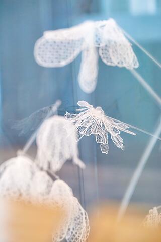 Fleurs réalisées en dentelle poinct de Tulle