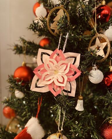 Un Noël dentelle Décoration de papier dans un sapin de Noël