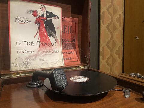 Tourne disque et livret de musique