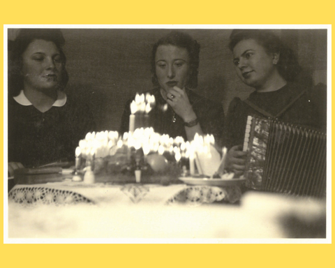 Photos noir et blanc de trois jeunes femmes devant un gâteau d'anniversaire