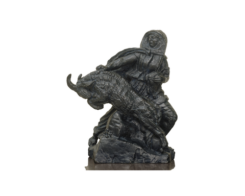 Un bélier s'élance alors que sa bergère tente de le retenir