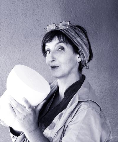 Photographie de Sylvie Coquet et sa céramique 