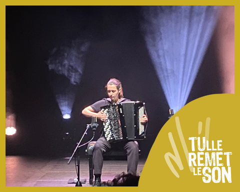 Alice Ouary jouant de l'accordéon sur scène