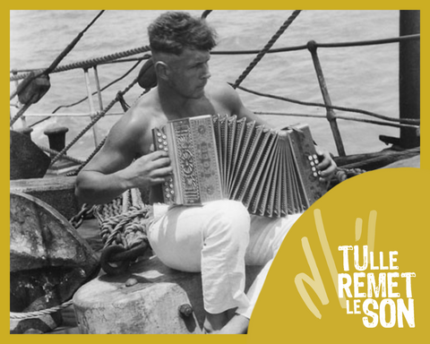 Un marin jouant de l'accordéon