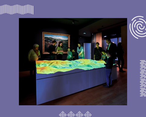 Des visiteurs réunis autour de la maquette de Tulle