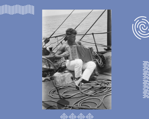Photo d'un marin jouant de l'accordéon