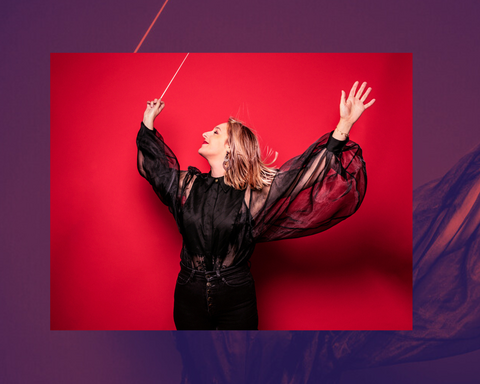 Phot de la cheffe d'orchestre Chloé Meyzie baguette en main