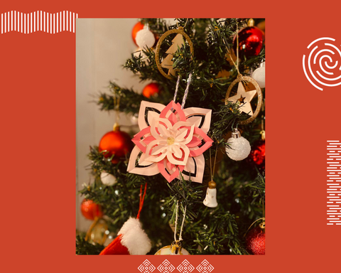 Décoration de papier dans un sapin de Noël