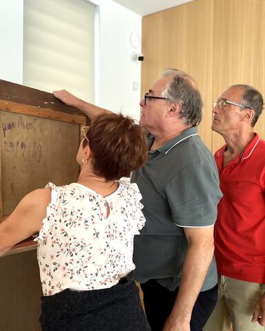 Enfants Féola Les enfants de Charles Féola examinant le dos d'une toile de leur père