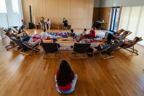 Conte écouté par un public sur les chaises longues
