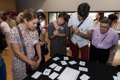 Un groupe de personnes autour d'une table d'énigmes