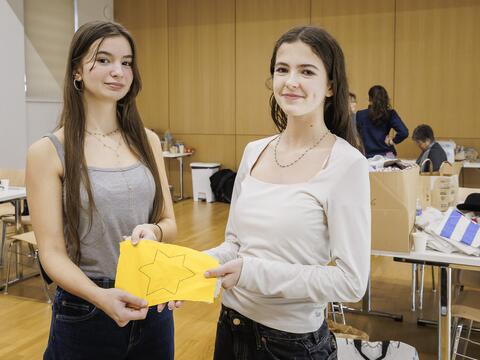 Deux collégiennes et leur étoile de tissu 