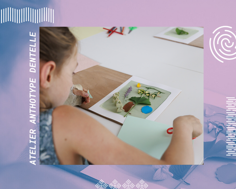 Jeune fille composant un cyanotype avec des végétaux