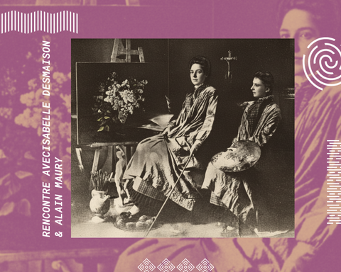 Photographie reconstituée des soeurs Desliens dans leur atelier devant une nature morte de bouquet