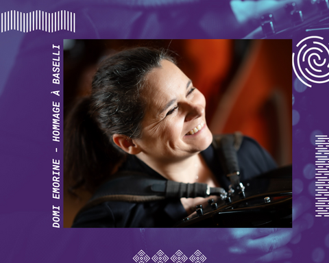 Portrait de Domi Emorine souriante jouant de l'accordéon