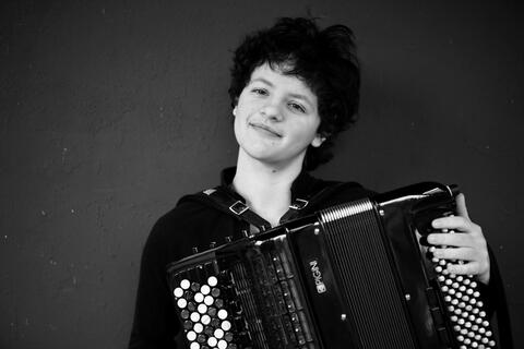 Photo noir et blanc de l'accordéoniste Jeanne Lefort avec son instrument