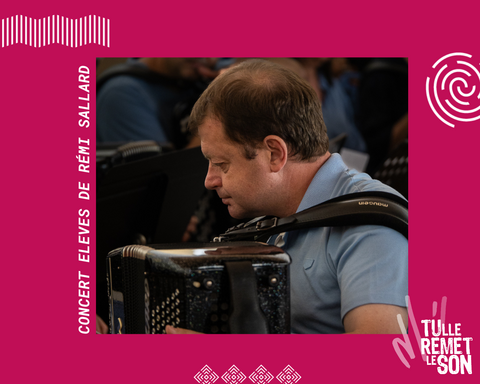 Photo de Rémi Sallard jouant de l'accordéon